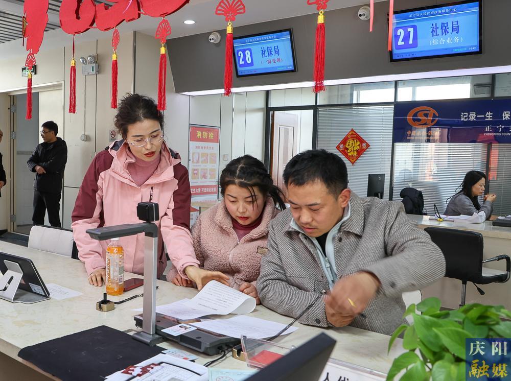 【攝影報道】正寧縣“小寧幫辦”：政務(wù)服務(wù)新亮點(diǎn)，提升群眾滿意度