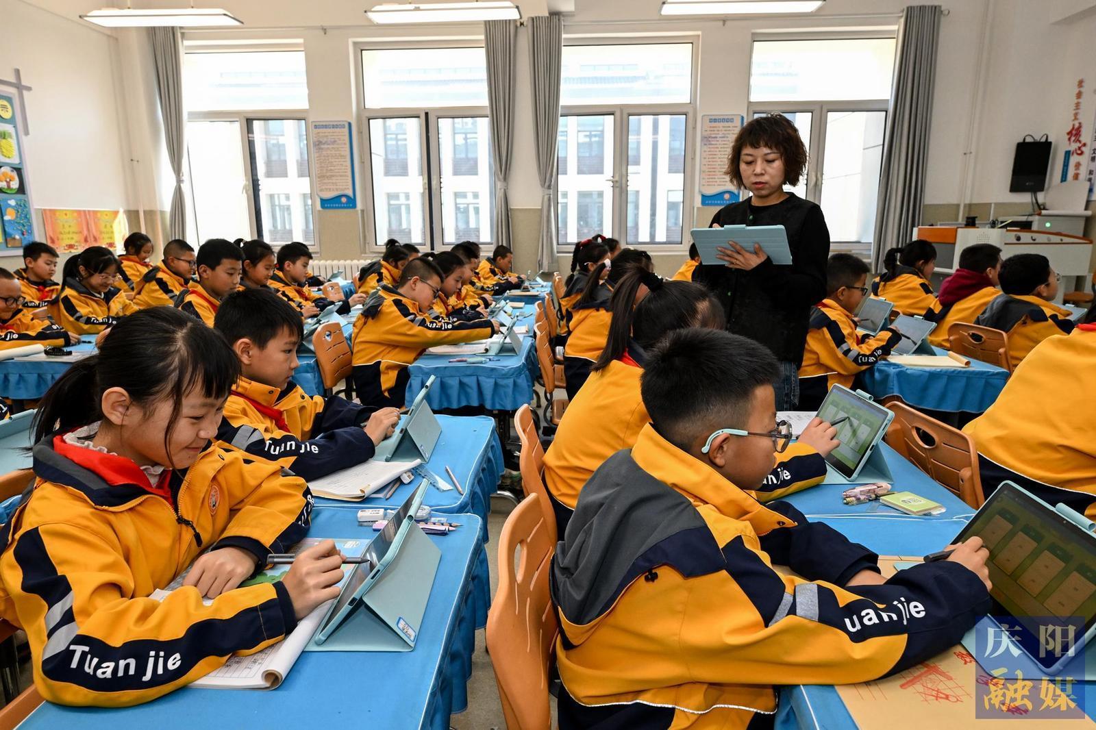 【攝影專題】老區(qū)教育煥發(fā)新生——慶陽教育數(shù)字化轉(zhuǎn)型一線見聞