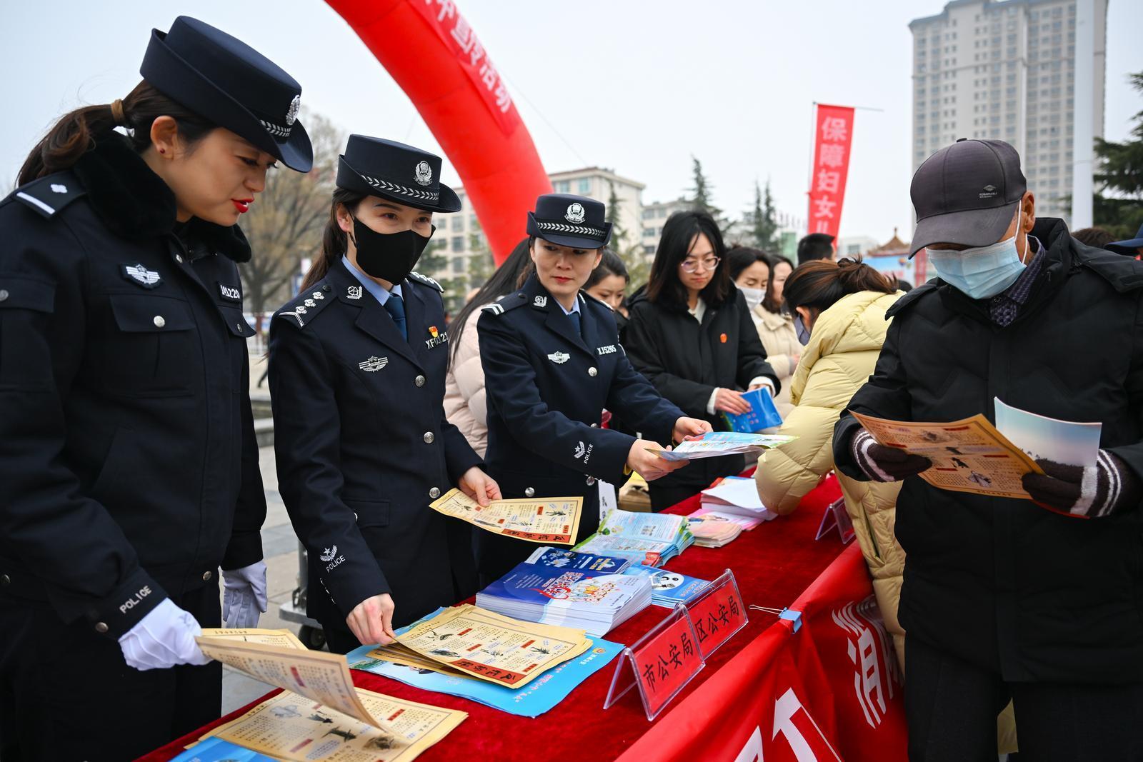 【攝影報道】“建設(shè)法治慶陽·巾幗在行動”慶陽市“三八”維權(quán)周集中宣傳活動舉行