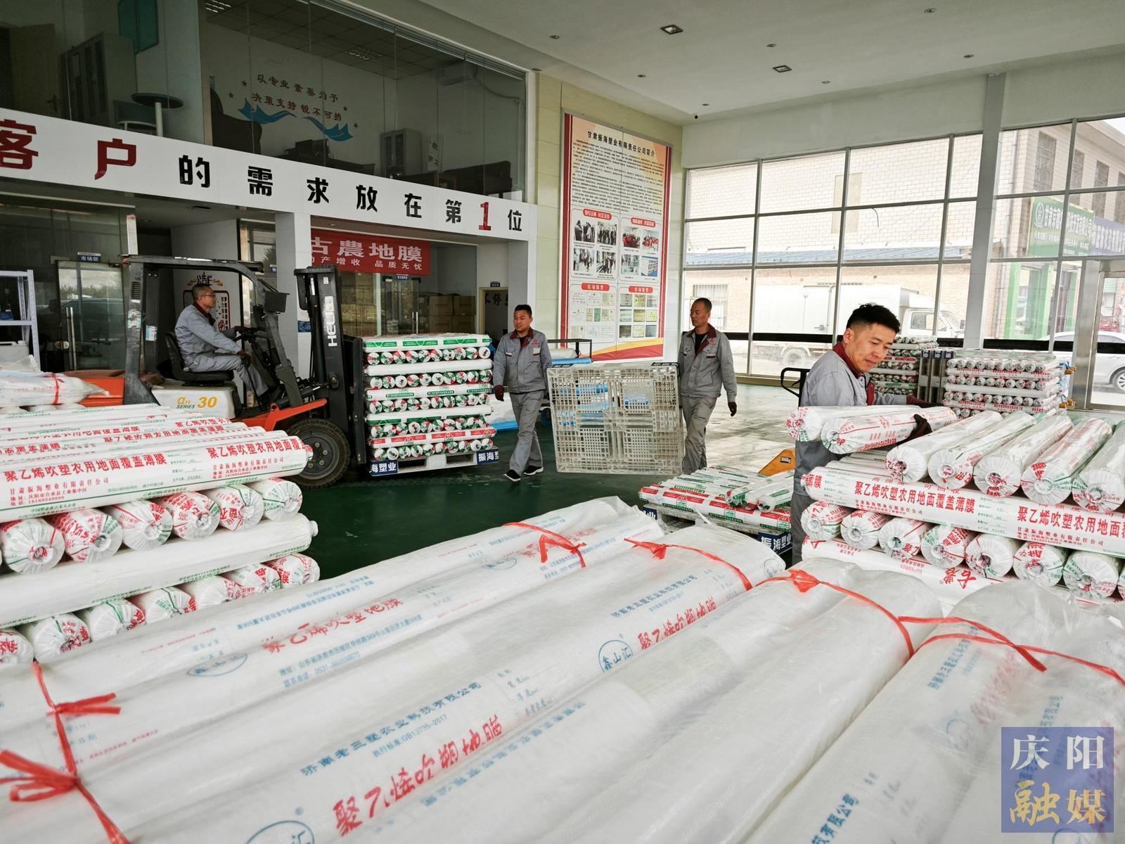 【攝影報(bào)道】春耕備耕正當(dāng)時 西峰區(qū)農(nóng)資農(nóng)機(jī)購銷兩旺