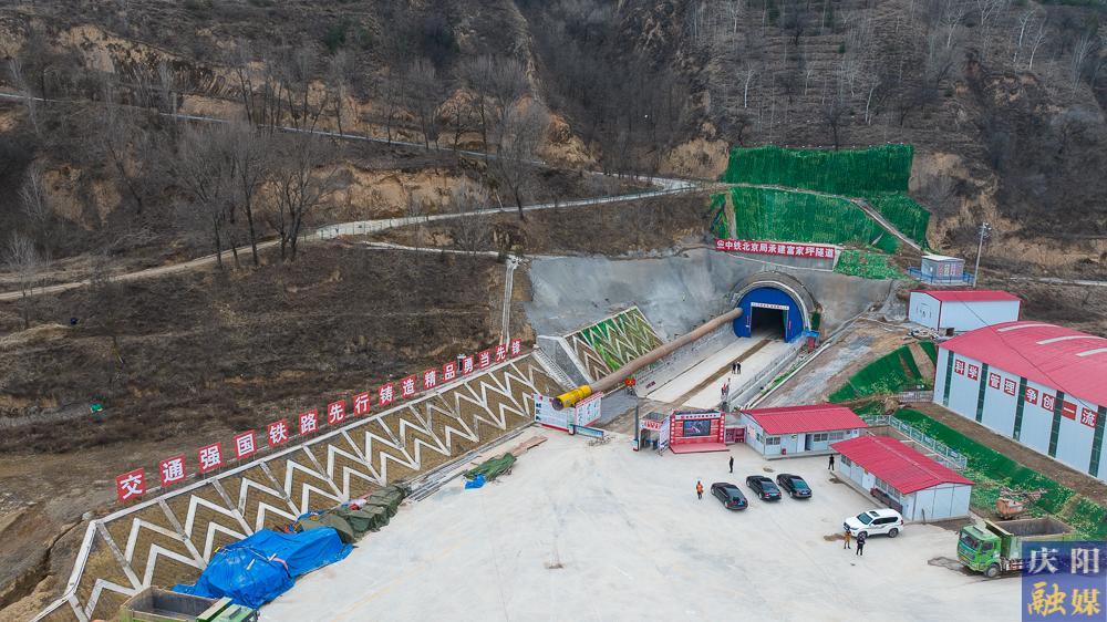 【攝影報(bào)道】平慶鐵路鎮(zhèn)原段建設(shè)正酣 各工程節(jié)點(diǎn)穩(wěn)步推進(jìn)