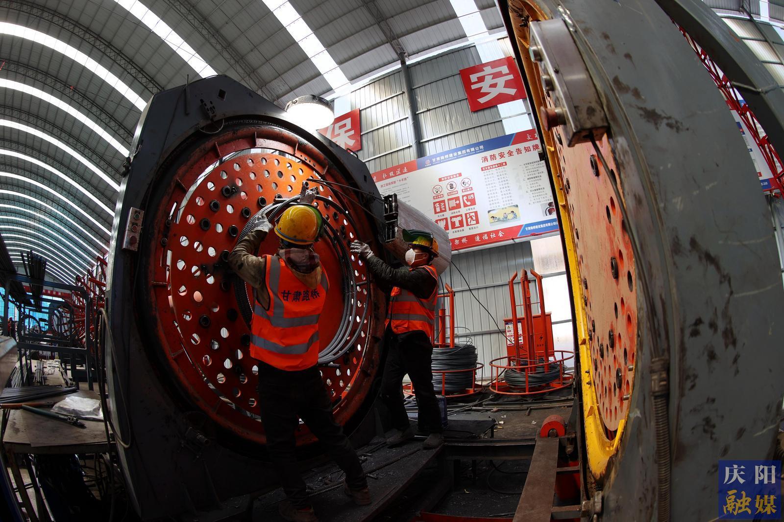 【攝影報(bào)道】G341線華池至二十里溝口段公路項(xiàng)目火熱建設(shè)中