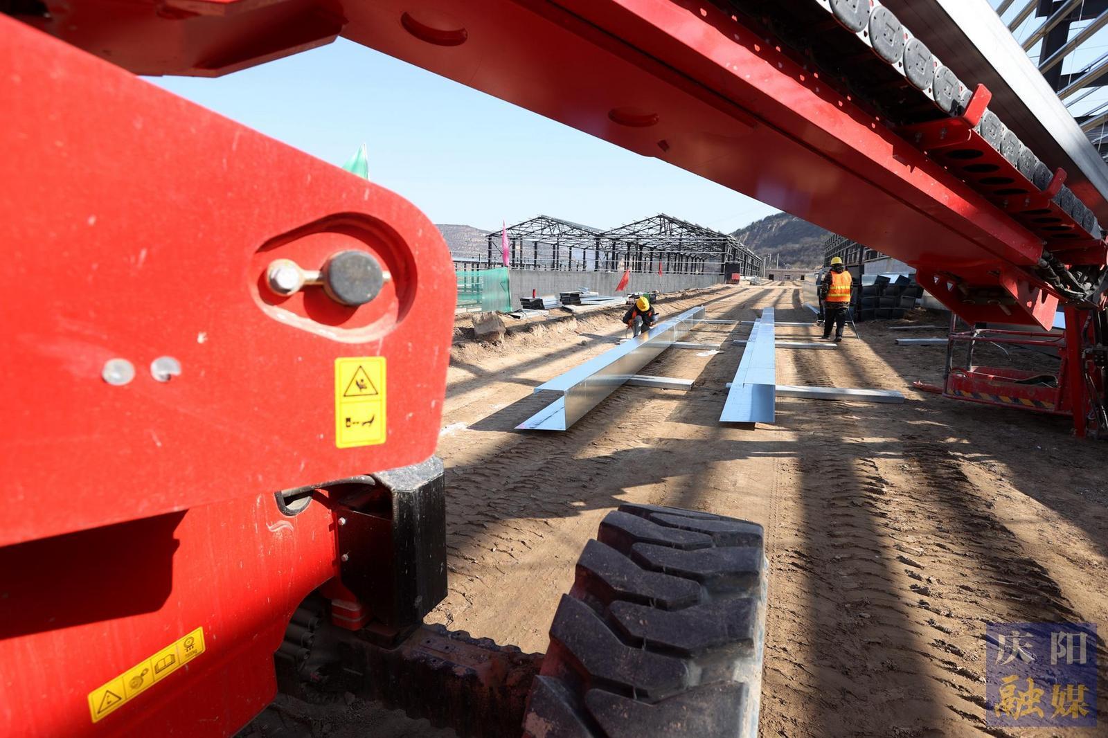 【攝影報道】華池油田工業(yè)廢棄物資源生態(tài)處理項目建設(shè)正酣