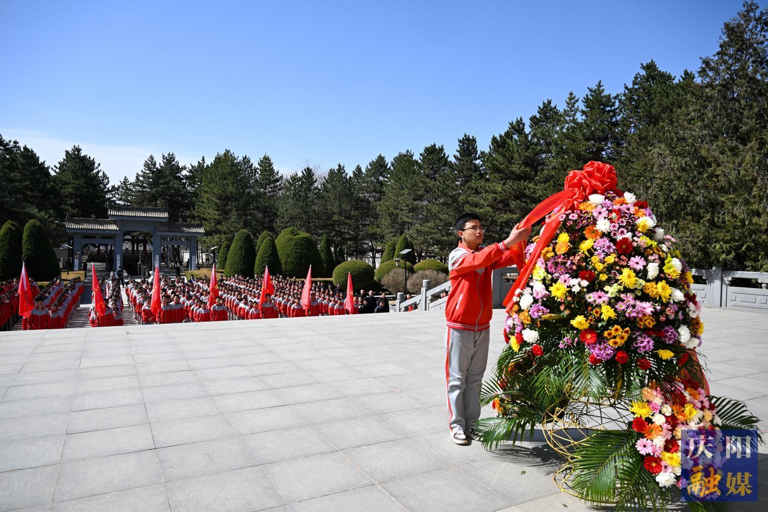 【攝影報道】大型網絡思政公開課《永遠不會忘記》連線直播慶陽南梁“清明祭英烈 重走長征路”思政教育主題實踐活動掠影