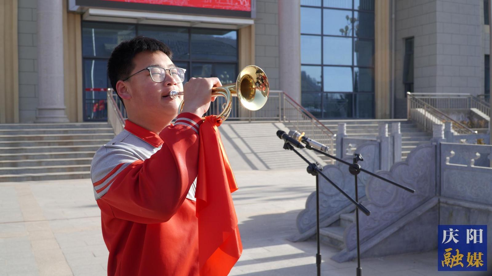 大型網(wǎng)絡(luò)思政公開課《永遠不會忘記》連線直播慶陽南梁“清明祭英烈 重走長征路”思政教育主題實踐活動