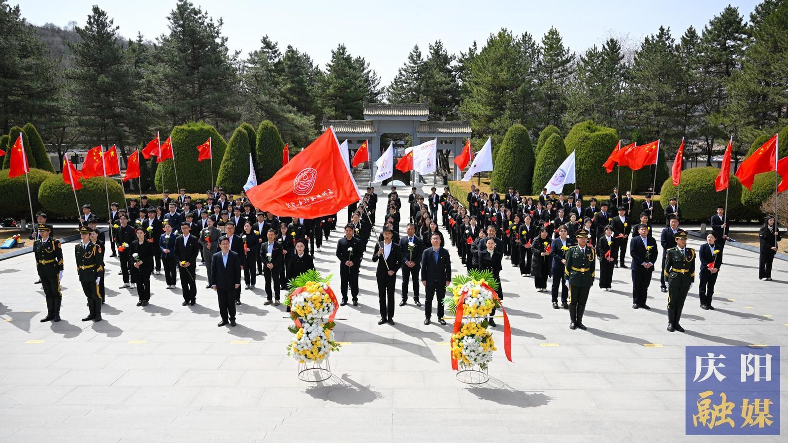 攝影報道】慶陽職業(yè)技術學院開展“緬懷革命先烈 弘揚南梁精神 重走長征路”紅色主題教育活動