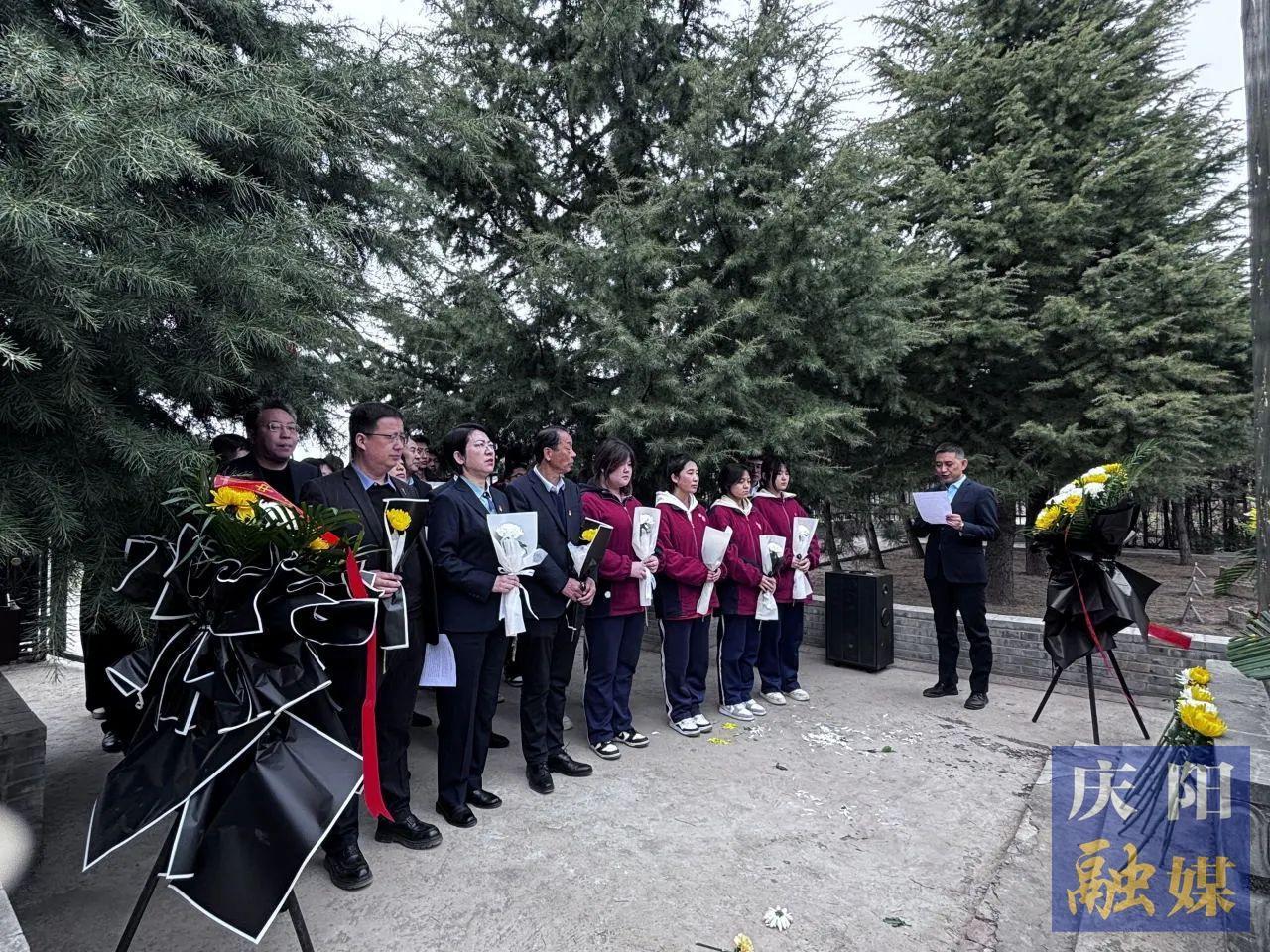 【慶陽紅色研學(xué)旅游】清明祭英烈 薪火代代傳——慶陽第七中學(xué)赴西峰區(qū)南李村烈士陵園開展“黨建帶團建”思政教育實踐活動
