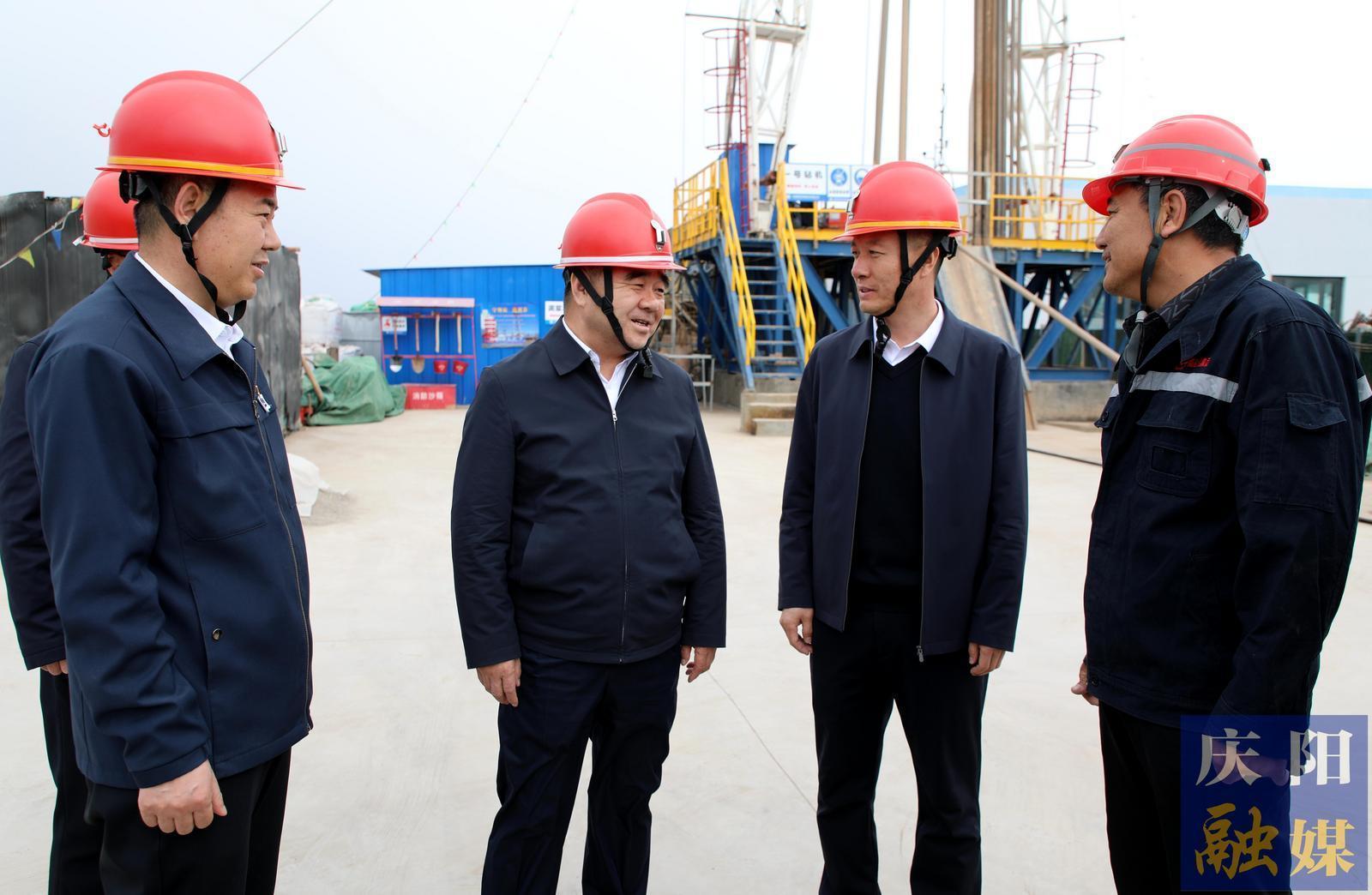 黃澤元在調(diào)研安全生產(chǎn)及成品油市場集中整治情況時強(qiáng)調(diào) 扎實開展隱患排查整治 嚴(yán)厲打擊違法違規(guī)現(xiàn)象 切實保障人民群眾生命財產(chǎn)安全和消費者合法權(quán)益