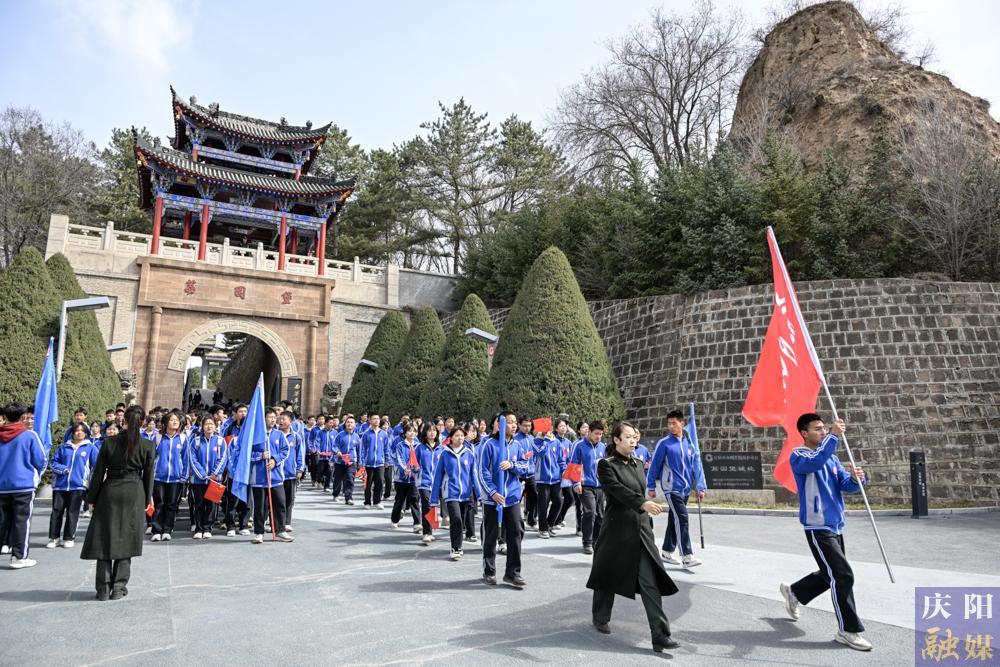 【攝影報道】慶陽第六中學開展“緬懷革命先烈 厚植家國情懷”思政教育實踐活動