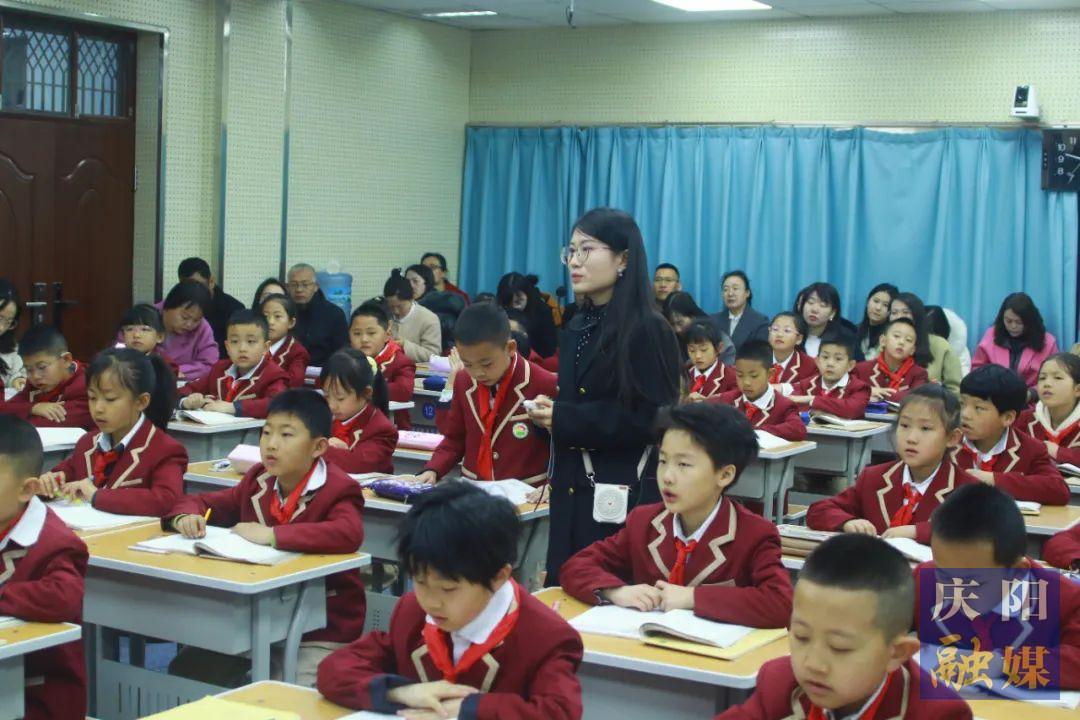 【點亮美好教育】跨校聯(lián)動比技能 課標(biāo)實踐促提質(zhì) 慶陽市東方紅小學(xué)與周嶺分校聯(lián)動舉辦“1+5”青年教師教學(xué)技能大賽