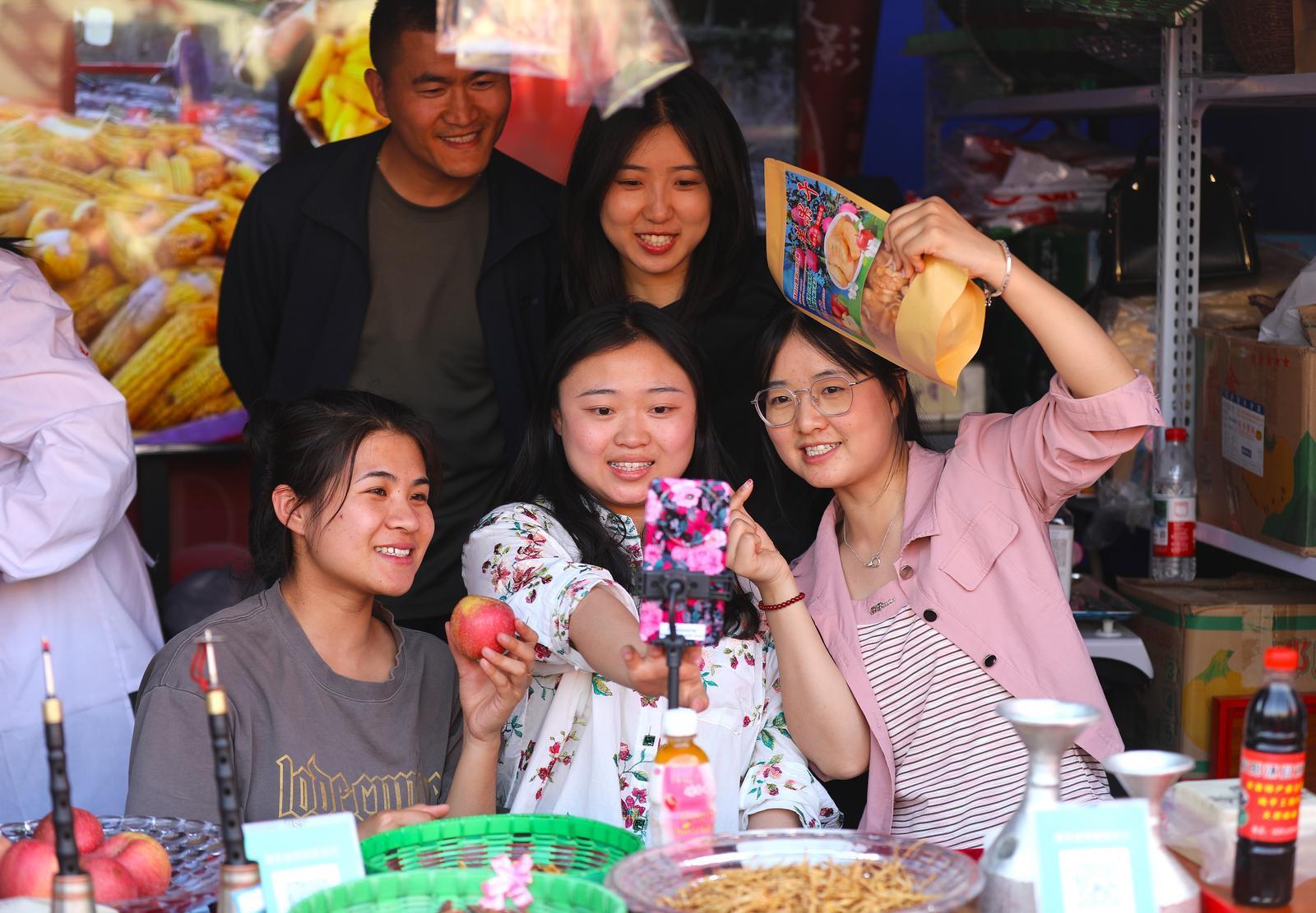 【攝影報(bào)道】煙火氣與“云流量”交織 環(huán)縣農(nóng)特產(chǎn)品展銷(xiāo)點(diǎn)燃五一消費(fèi)熱