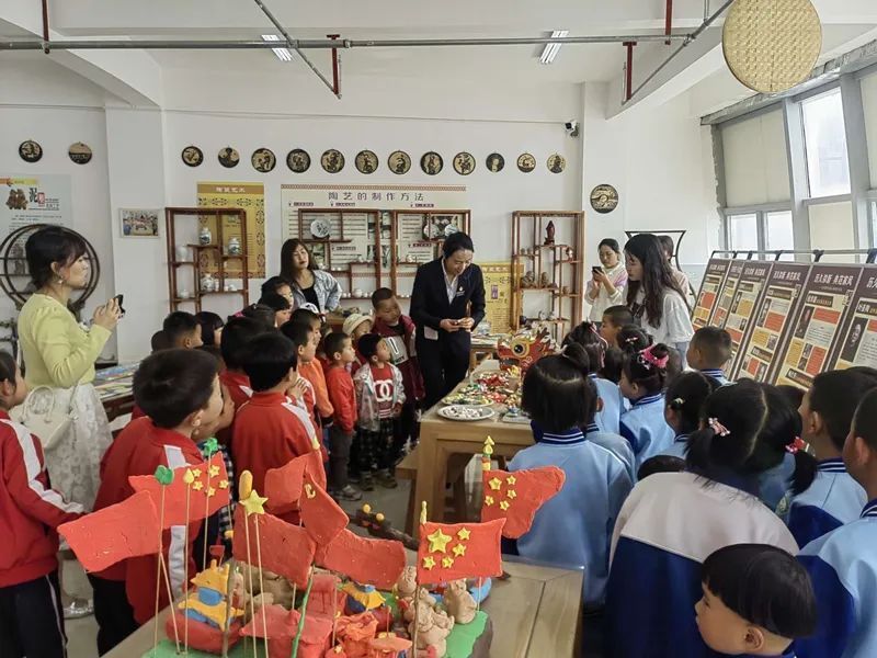 西峰區(qū)兩所幼兒園57名師生走進區(qū)青少年綜合實踐基地開展游學(xué)活動
