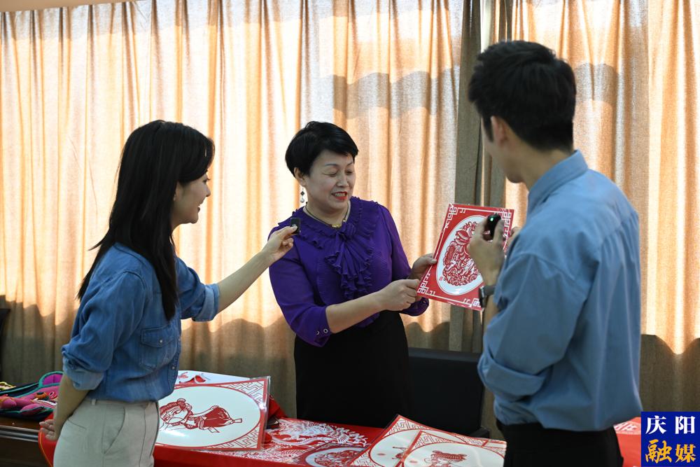剪紙藝人介紹慶陽剪紙。
