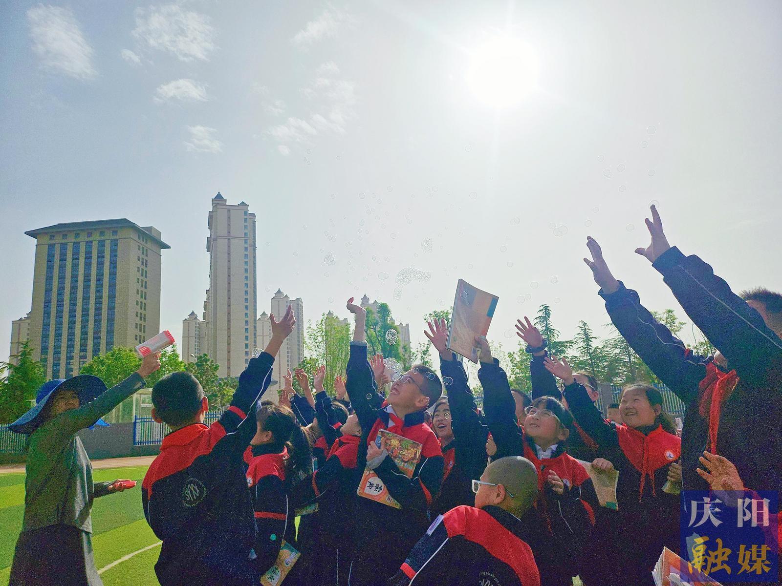 【學(xué)生佳作】超有趣！電影課堂上我們竟“穿越”到了原始人類世界！