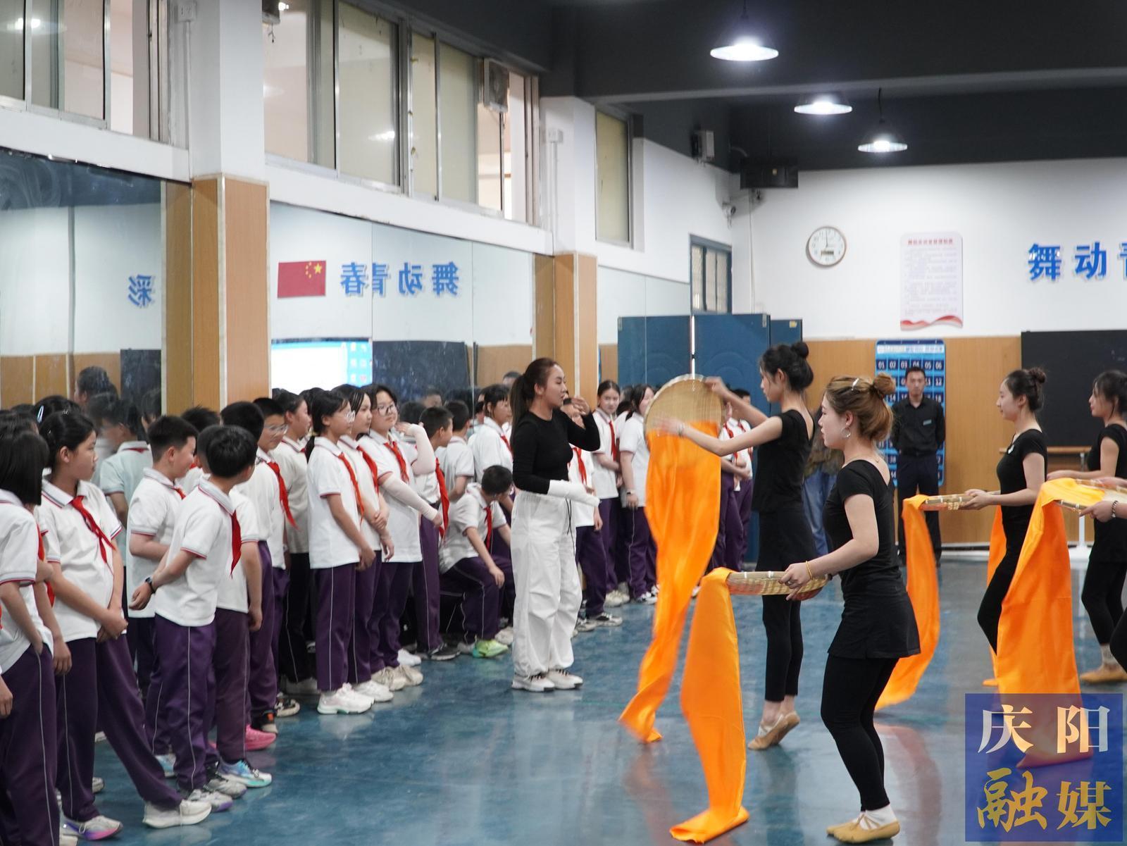 【2025年職業(yè)教育活動(dòng)周】慶陽(yáng)市8所中小學(xué)在慶陽(yáng)職業(yè)技術(shù)學(xué)院開(kāi)展職業(yè)體驗(yàn)活動(dòng)