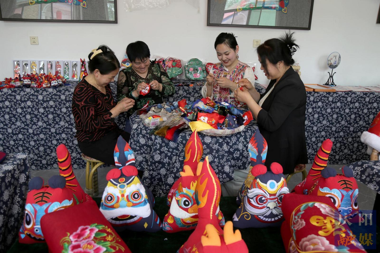 【攝影報(bào)道】西峰：趕制香包迎節(jié)會(huì)