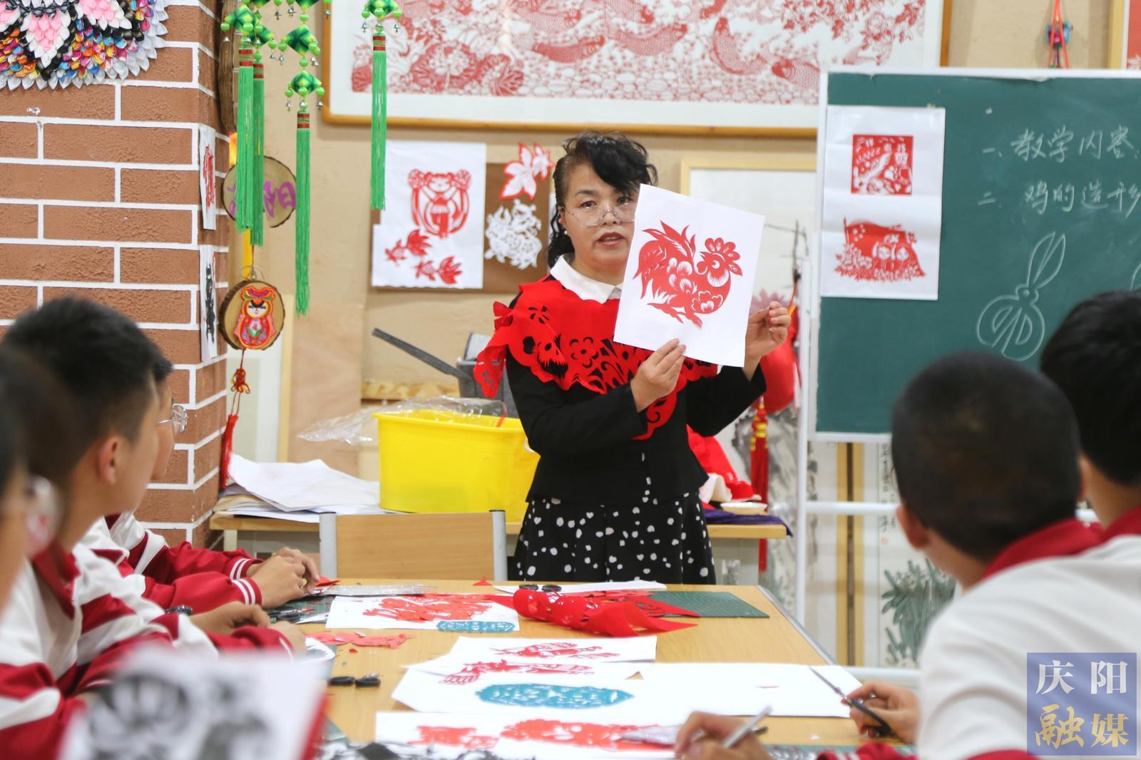 【攝影報道】西峰區(qū)：非遺剪紙進校園 文化傳承“活起來”