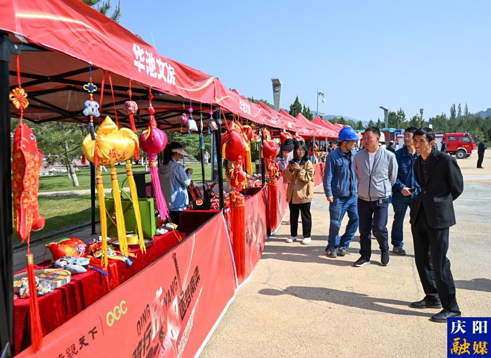 【攝影報道】華池縣賽事現(xiàn)場搭建多元展示平臺 特色好物盡顯地域風(fēng)情