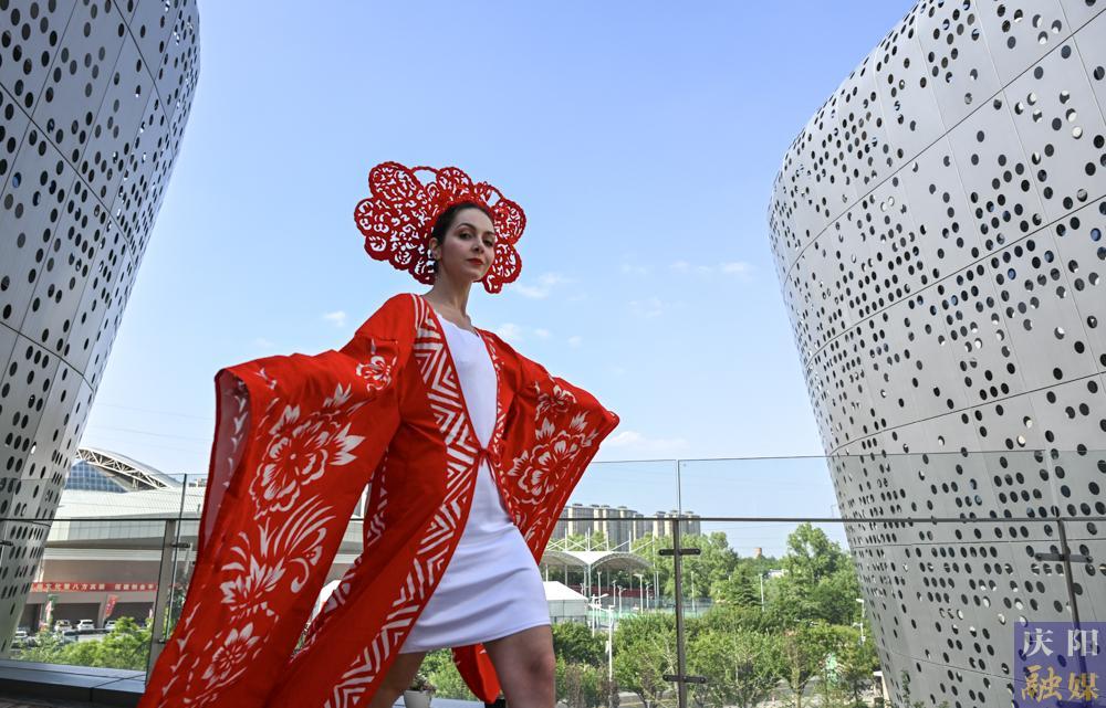 【攝影報(bào)道】霓裳云影映慶陽(yáng) 國(guó)際時(shí)尚靚融媒