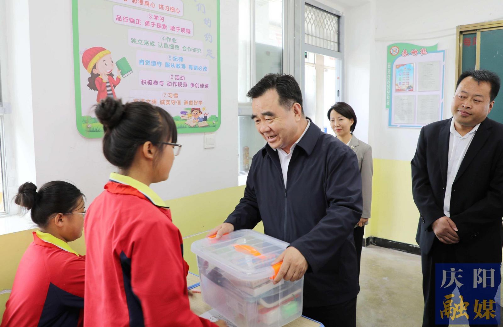 向全市少年兒童致以節(jié)日祝福！黃澤元“六一”國際兒童節(jié)前看望慰問少年兒童