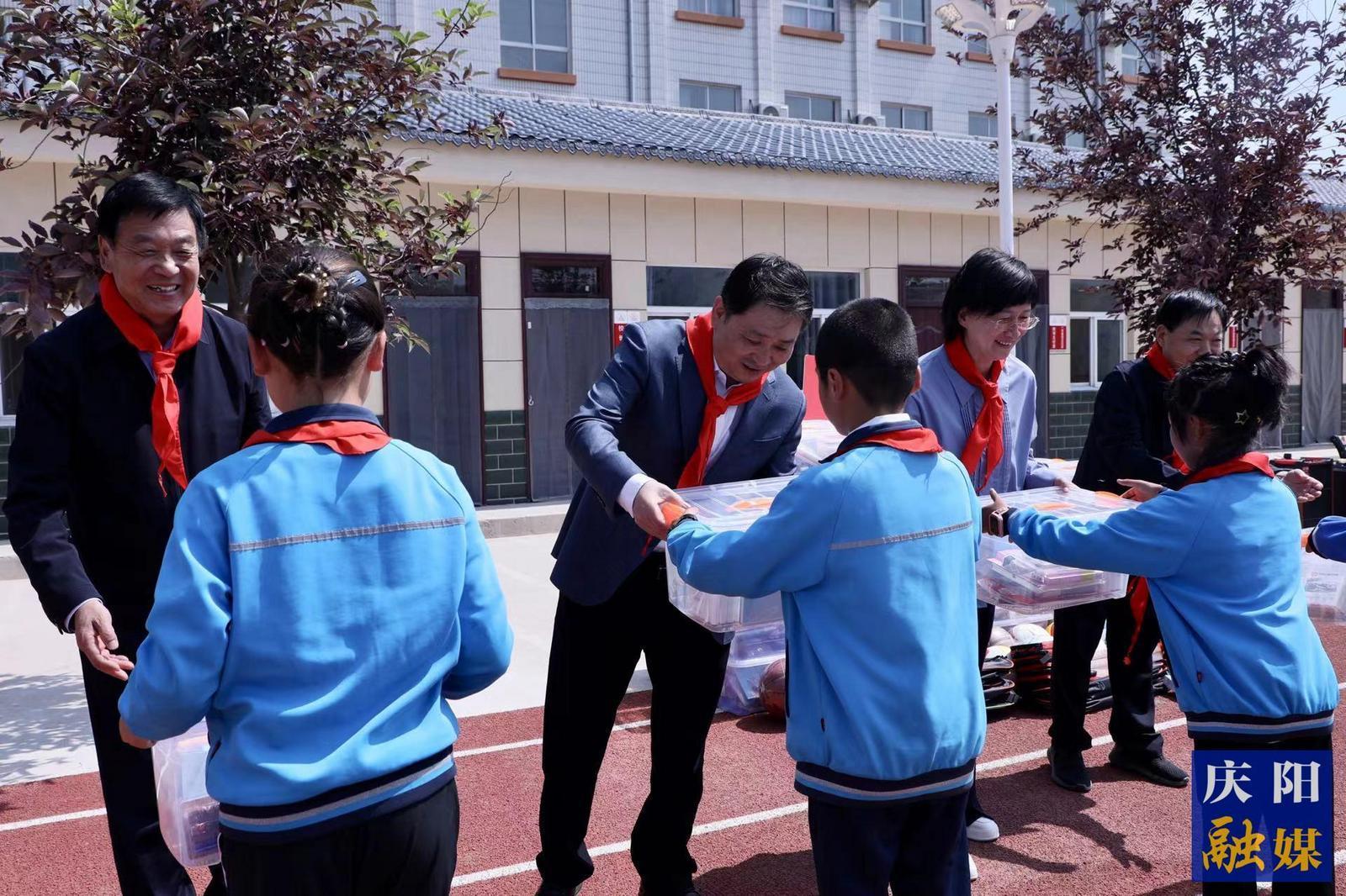 周繼軍在鎮(zhèn)原縣開展“六一”兒童節(jié)慰問