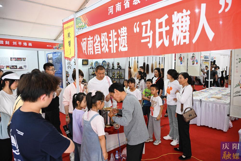 【攝影報(bào)道】非遺沉浸式體驗(yàn)區(qū)：人頭攢動(dòng) 賞中外“寶貝”