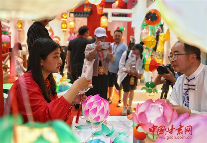 香包盛會(huì)煥新彩 黃土大塬火出圈——“香約慶陽·全國百家媒體和網(wǎng)絡(luò)名人行”側(cè)記