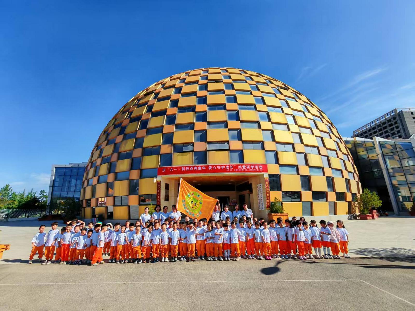 童心探趣新課堂  夏日游學樂成長——西峰區(qū)青少年活動中心開展“童心探趣新課堂  夏日游學樂成長”游學活動