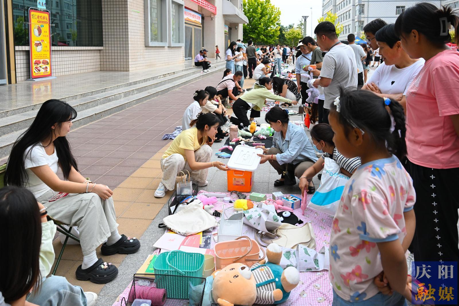 【攝影報道】隴東學院畢業(yè)季“跳蚤市場”傳遞校園溫情