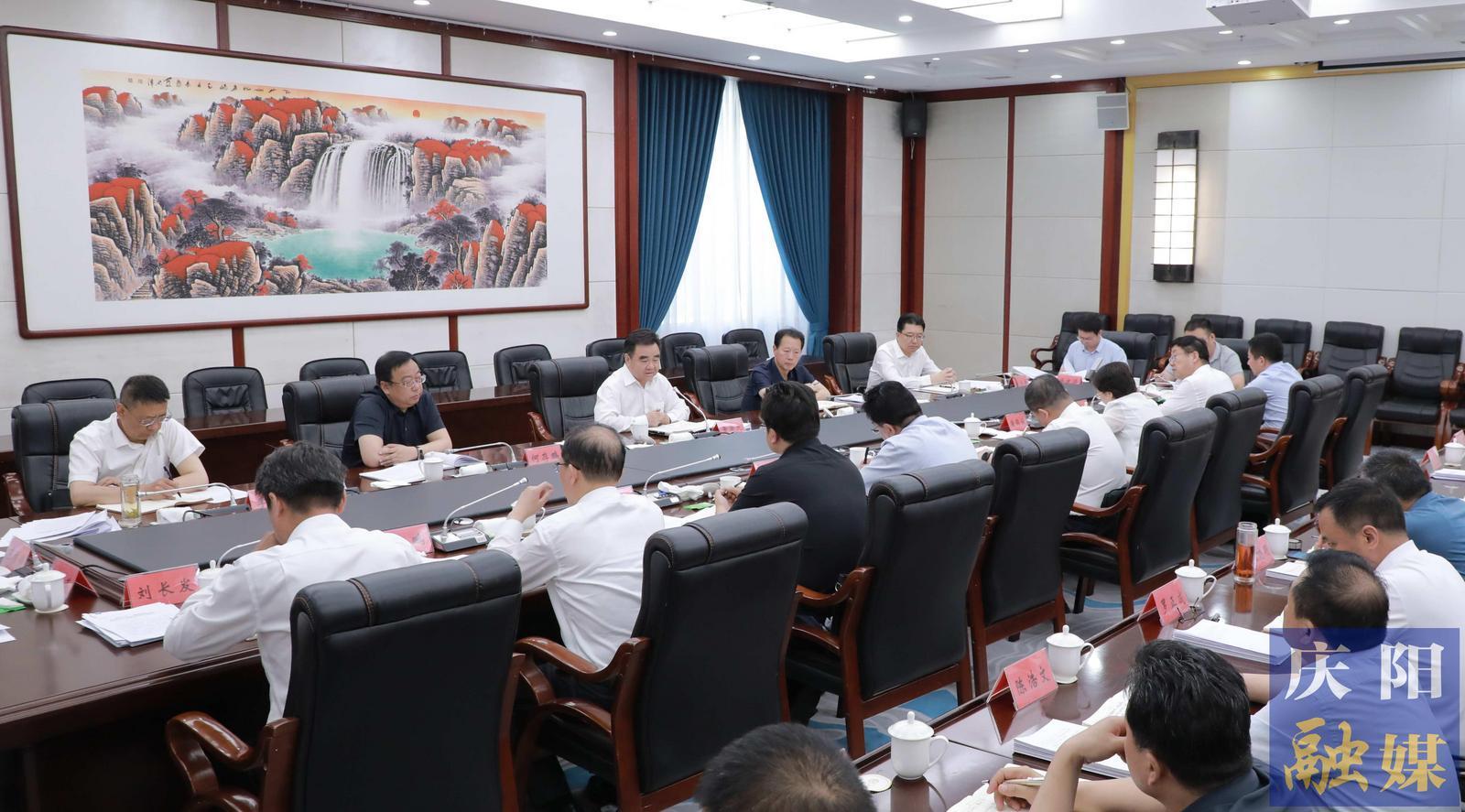 慶陽(yáng)市委理論學(xué)習(xí)中心組舉行學(xué)習(xí)會(huì)議 黃澤元主持并講話