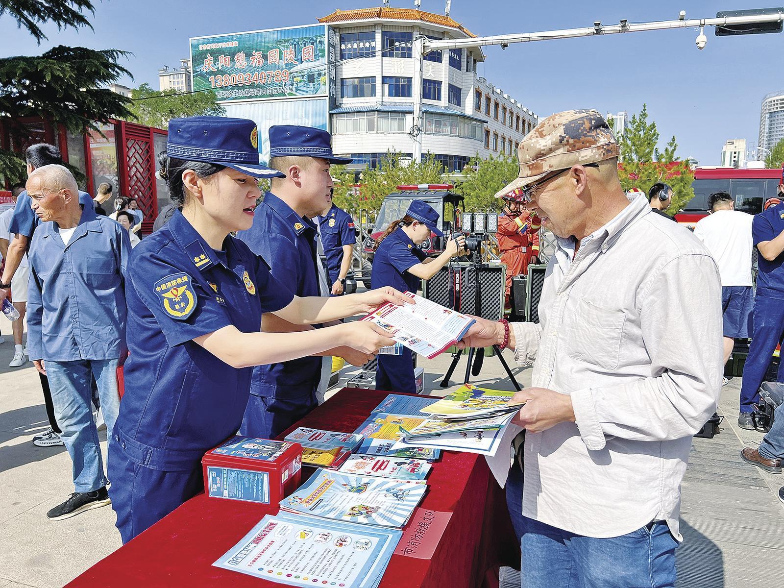 慶陽(yáng)市、西峰區(qū)安委辦聯(lián)合開展“安全宣傳咨詢?nèi)铡被顒?dòng)。