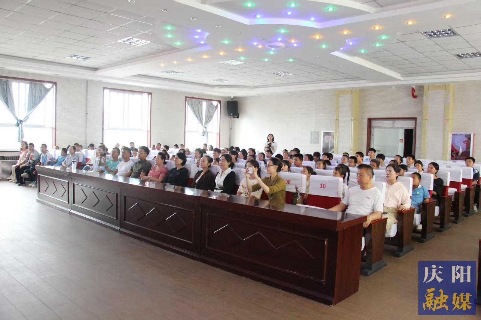 【點(diǎn)亮美好教育】以藝術(shù)之名叩響心靈之窗——慶陽市藝潤教師藝術(shù)團(tuán)開展“藝路同行 愛潤特教”公益送教活動(dòng)