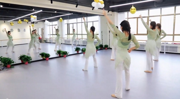 歷經(jīng)十余載風(fēng)雨兼程，夢玉女子藝術(shù)團在各界關(guān)懷下茁壯成長