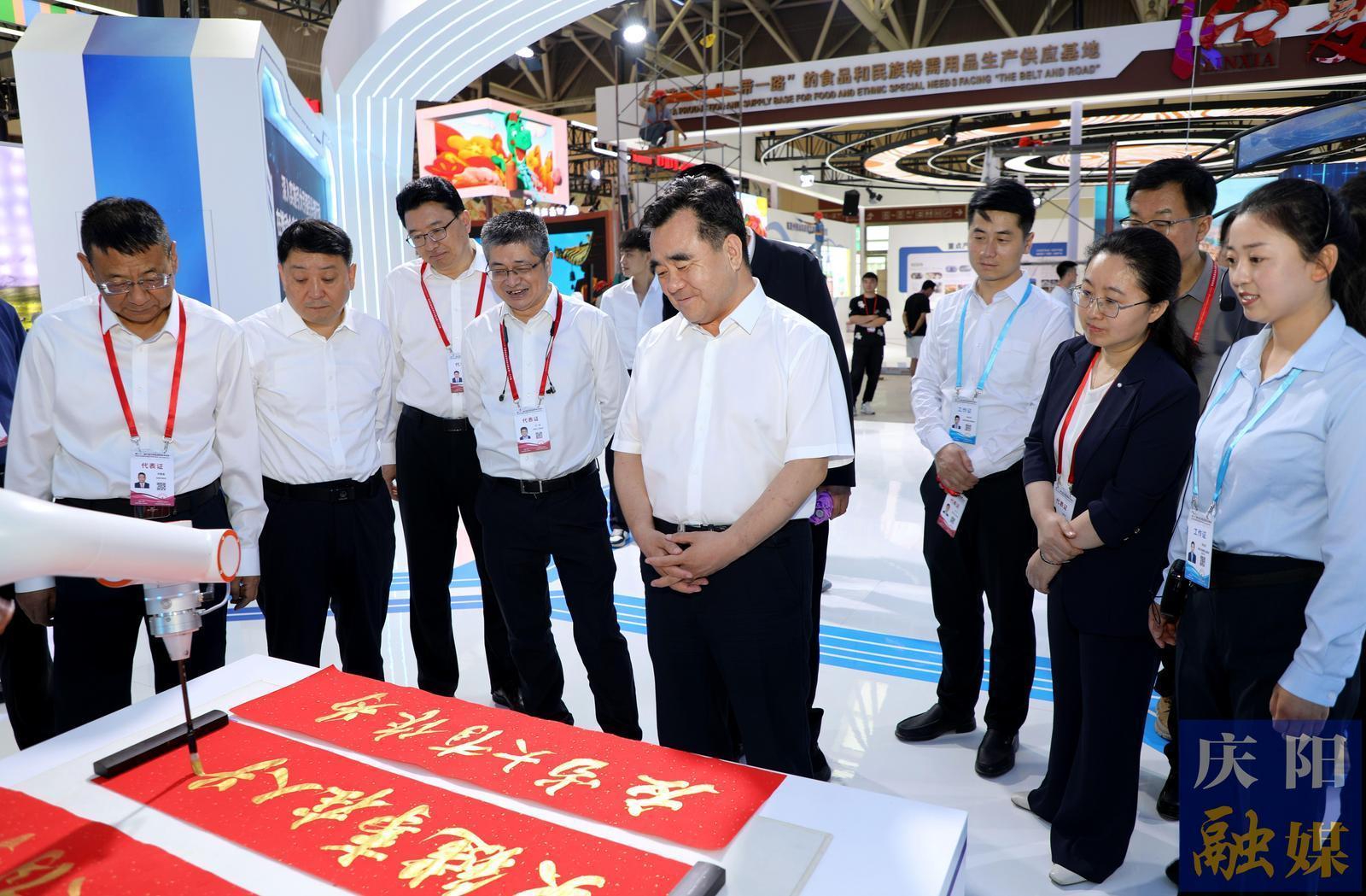 黃澤元周繼軍在檢查第三十一屆蘭洽會慶陽展館布展情況時強調(diào) 緊扣主題 突出特色 精心布展 全方位展示慶陽高質(zhì)量發(fā)展新成就新亮點