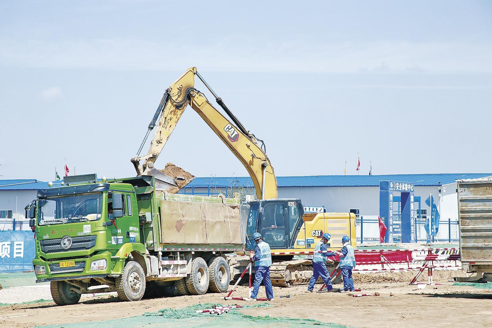 近日，位于寧縣早勝鎮(zhèn)的甘能化（慶陽）2×660MW煤電項目建設如火如荼。