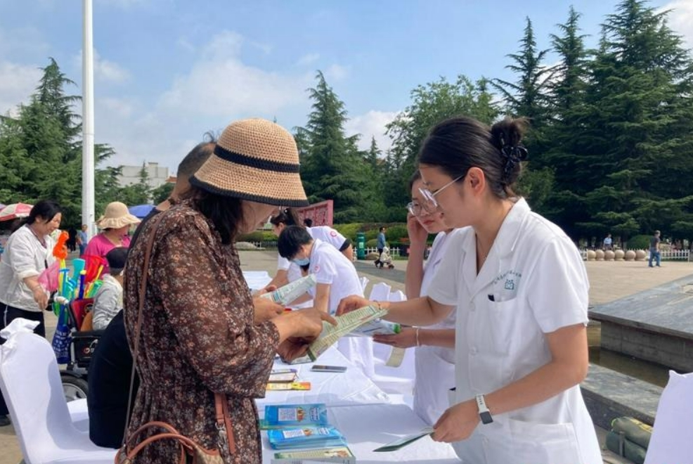 市區(qū)聯(lián)合舉辦第36個世界人口日主題宣傳活動