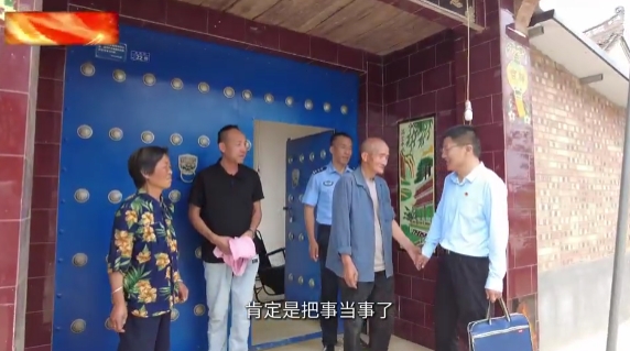 【慶陽榜樣】李鵬飛：把群眾的事當(dāng)成自己的事他能在凌晨兩點提著水桶沖向火場救出11條人命；他能為一樁積怨16年的鄰里糾紛上門調(diào)解9次；他能讓刑滿釋放人員重新找到生活的希望。他就是寧縣中村鎮(zhèn)政府信訪和矛盾糾紛調(diào)處干部李鵬飛