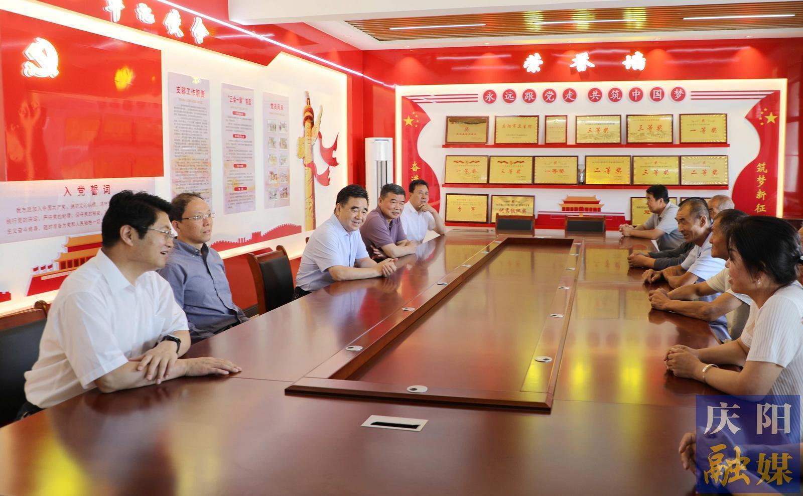 黃澤元在鎮(zhèn)原縣調(diào)研時(shí)強(qiáng)調(diào) 以作風(fēng)建設(shè)新成效推動(dòng)全面從嚴(yán)治黨向縱深發(fā)展 以黨建引領(lǐng)聚合力持續(xù)提升基層治理現(xiàn)代化水平