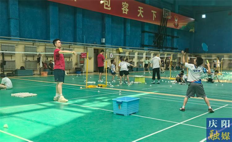 暑期運動“熱” 少年健身忙