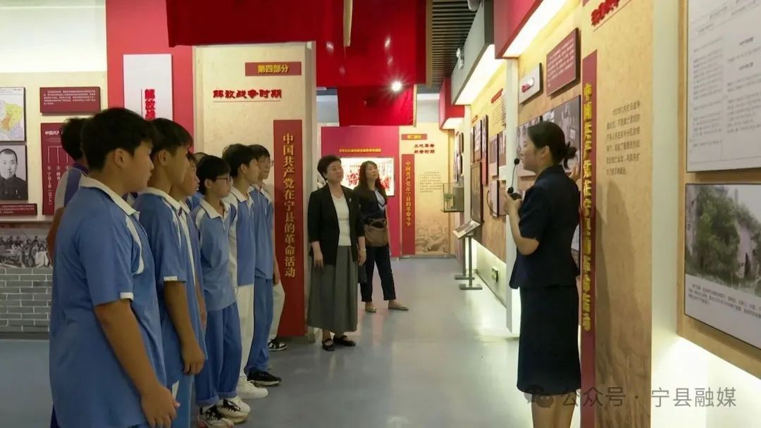 天津市河?xùn)|區(qū)校園足球隊師生來寧縣參觀王孝錫烈士紀(jì)念館