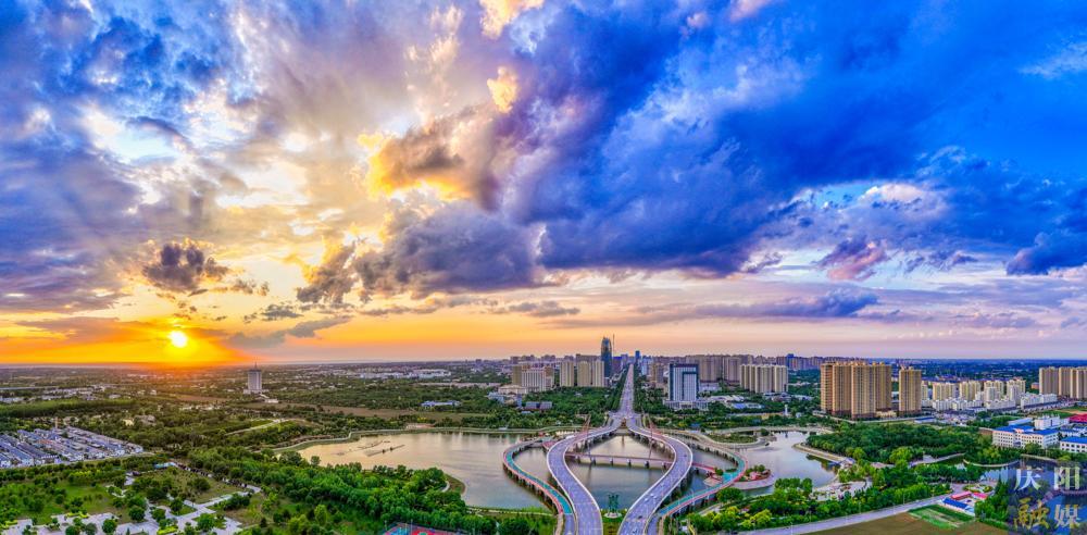 【視覺慶陽】雨后現(xiàn)美景！西峰城區(qū)彩虹橋晚霞絢爛奪目