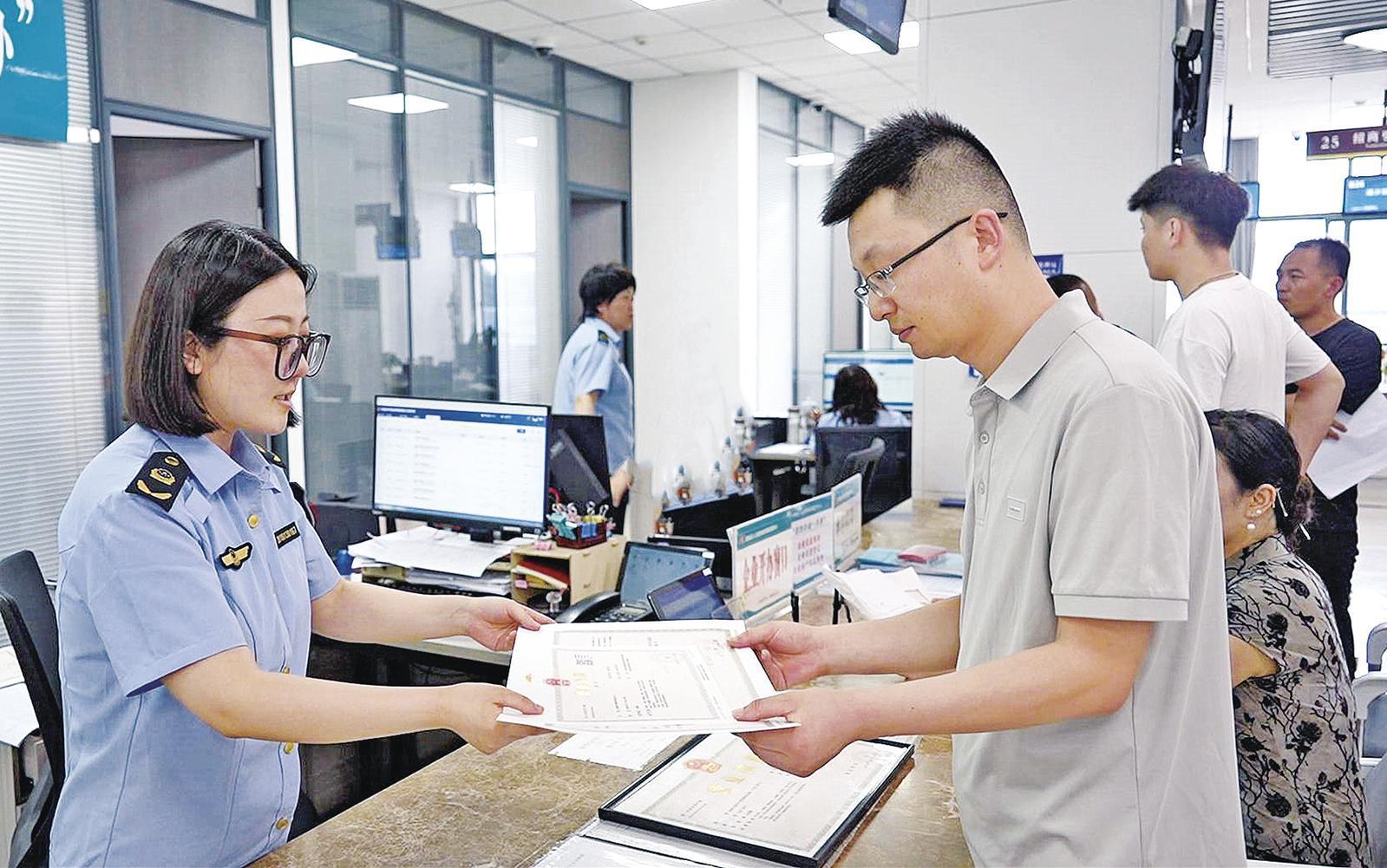 西峰區(qū)首張“個(gè)轉(zhuǎn)企”紙質(zhì)版營(yíng)業(yè)執(zhí)照