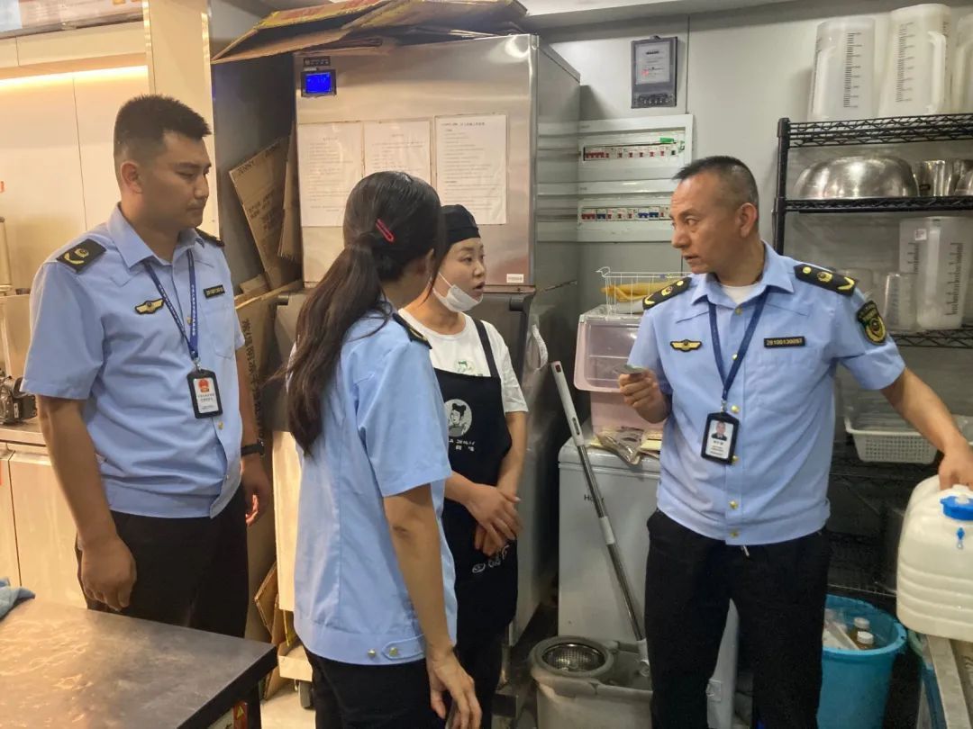 西峰區(qū)市場(chǎng)監(jiān)管局：“隨機(jī)查餐廳”守護(hù)“舌尖安全”