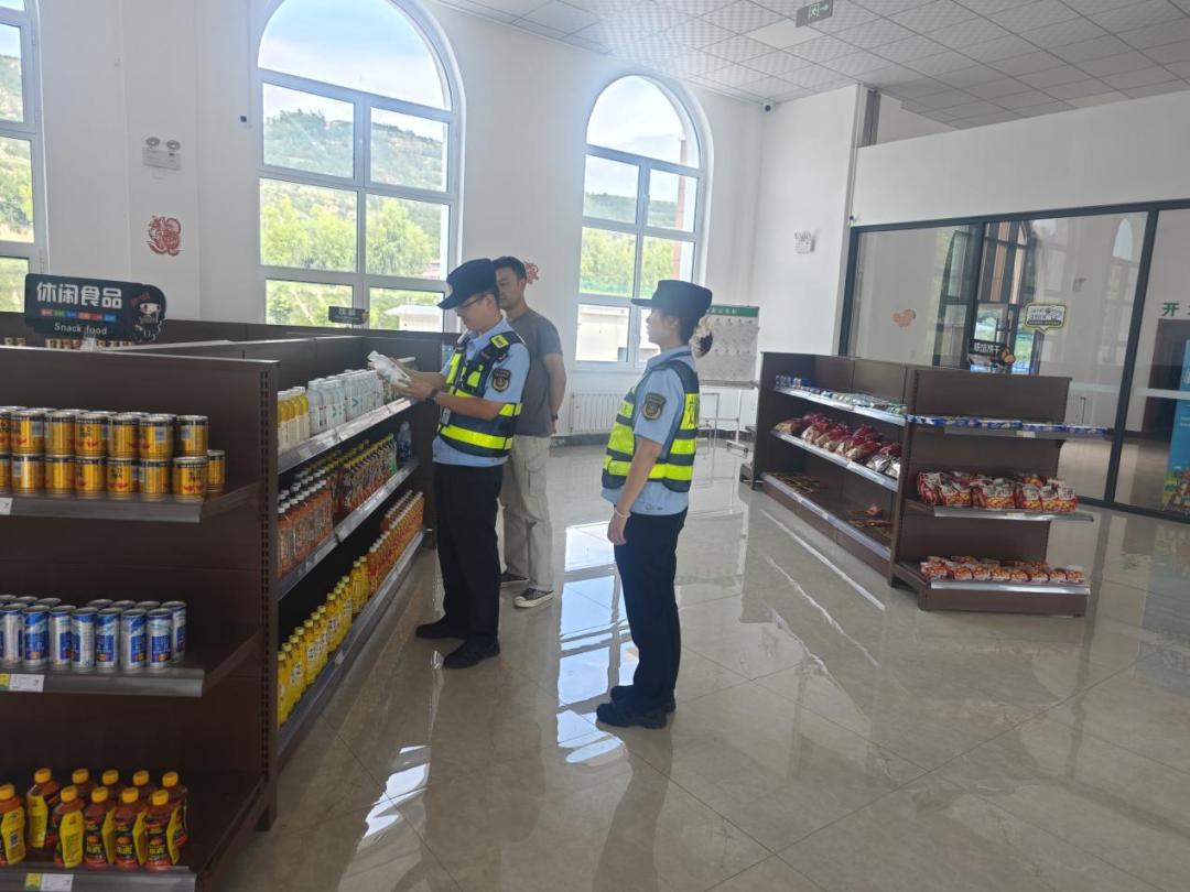 省高速路政總隊華池大隊強化服務區(qū)安全監(jiān)管 守護司乘人員“舌尖安全”