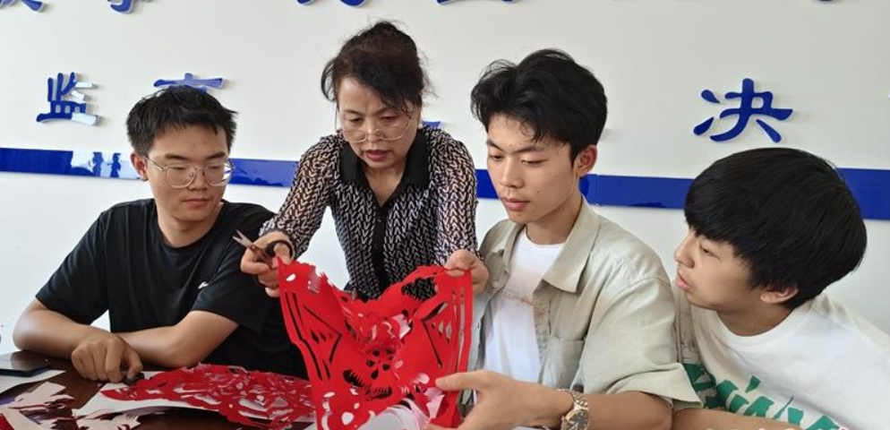 西峰區(qū)解放路社區(qū)開展“剪紙寄情 新風(fēng)入畫”主題活動