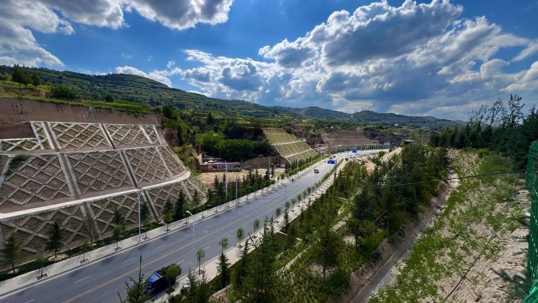 羅睿調(diào)研縣城南區(qū)管網(wǎng)建設(shè)、白峁嶺地質(zhì)隱患治理修復(fù)及文化藝術(shù)交流中心籌建等工作