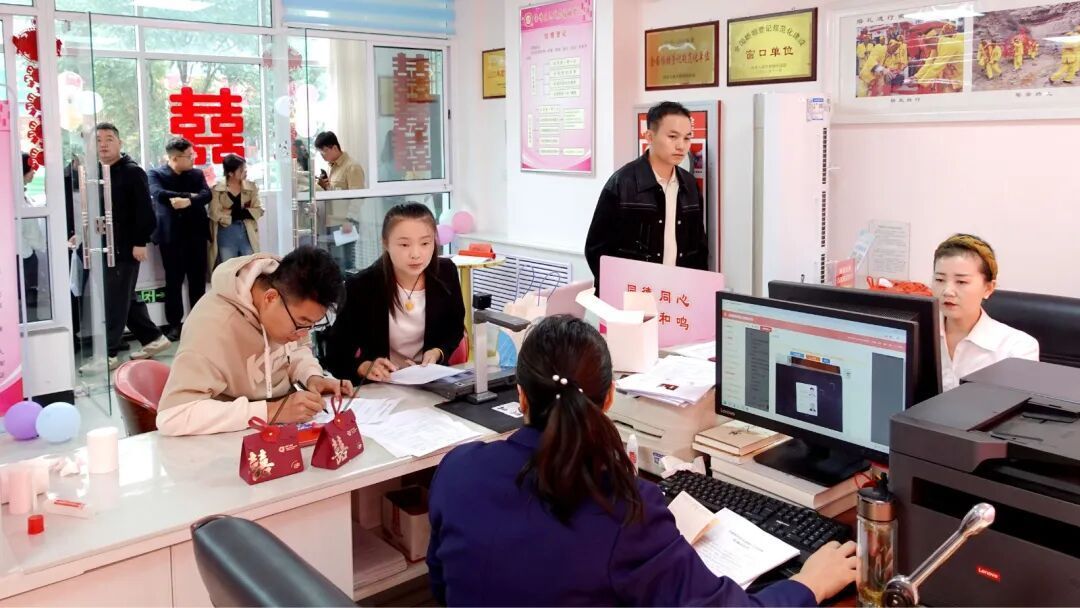 【網(wǎng)絡中國節(jié)?七夕】西峰區(qū)舉辦“七夕節(jié)”集體頒證暨文明婚俗倡導活動