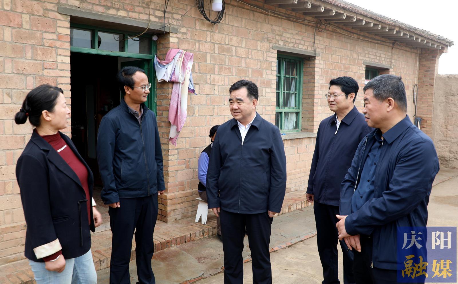 黃澤元在鎮(zhèn)原縣調(diào)研時(shí)強(qiáng)調(diào) 抓實(shí)抓細(xì)有效銜接各項(xiàng)工作 打贏打好五年過渡期收官戰(zhàn)