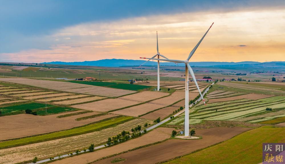 【攝影報(bào)道】環(huán)縣南湫風(fēng)電場  繪就初秋新畫卷