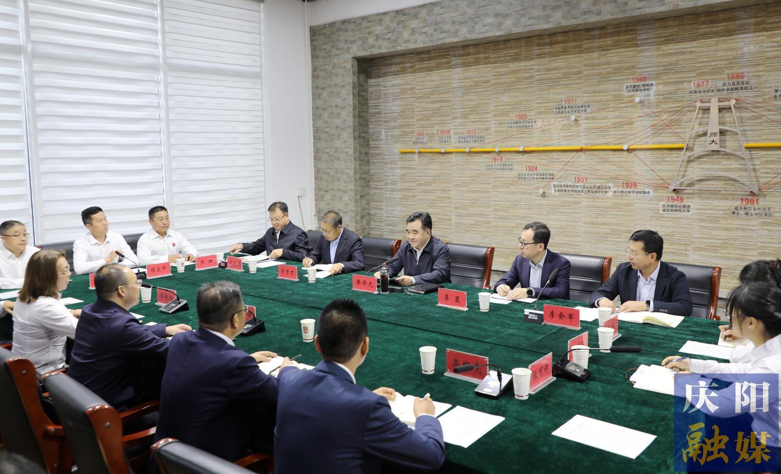 黃澤元在北京師范大學(xué)慶陽(yáng)實(shí)驗(yàn)學(xué)?？赐繂?wèn)教師代表并調(diào)研辦學(xué)情況